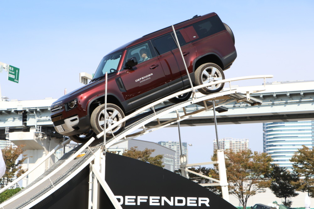 ランドローバー・ディフェンダーで都会のオフロードを　体験型イベント　希少車も展示