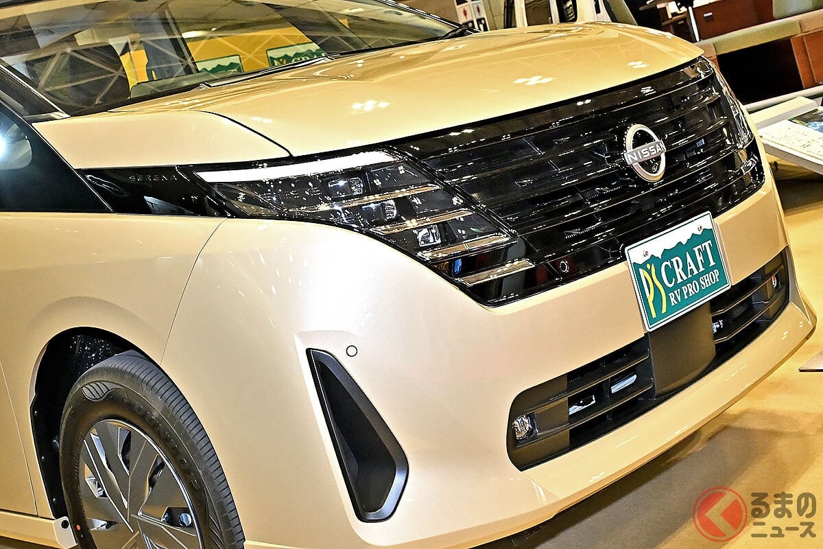 約361万円！ パカッと開くルーフ搭載の日産「セレナ」公開！ 人気ミニバンに「大人4人」就寝可能なピーズクラフト「セレナ P-SV」幕張に登場