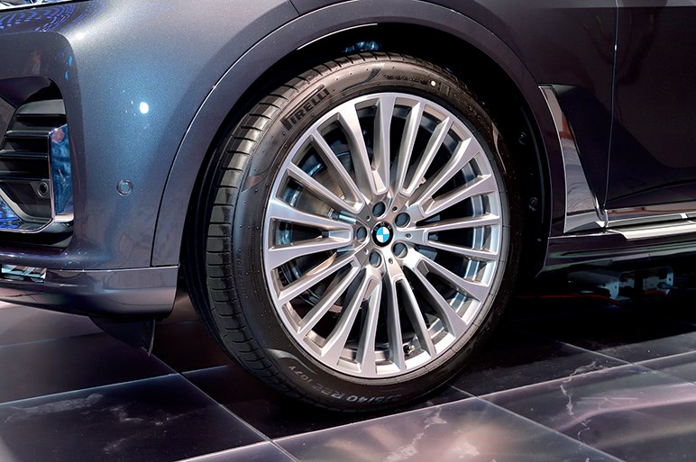 BMWがラグジュアリーに本腰。最上級SUVの新型X7と改良型7シリーズが日本上陸
