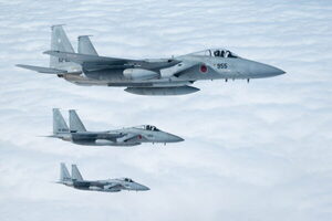 「軍隊の航空機＝戦闘機じゃないの？」←違います！ 戦わない軍用機ってナニ？ 民間企業が飛ばす “まんま戦闘機”なんてのも