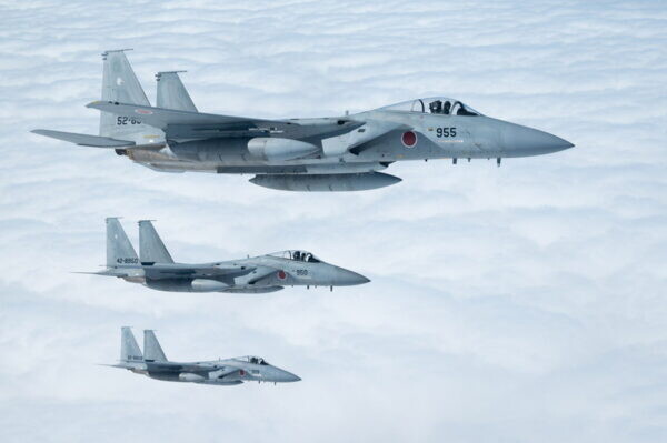 「軍隊の航空機＝戦闘機じゃないの？」←違います！ 戦わない軍用機ってナニ？ 民間企業が飛ばす “まんま戦闘機”なんてのも
