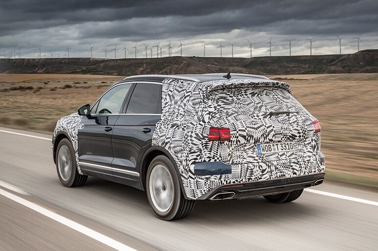 次期トゥアレグのプロトタイプを走らせた。日本では発売されない可能性も