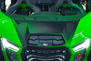 カワサキ新型「“5人乗り”スポーツモデル」登場！ 全長4mの「小さなボディ」にスーパーチャージャー付き「爆速エンジン」搭載！ ド迫力の“機能美デザイン”採用した悪路最強モデル「新型テリックス」とは！