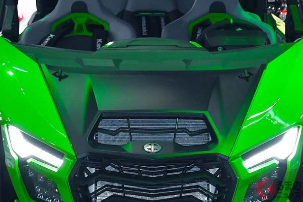 カワサキ新型「“5人乗り”スポーツモデル」登場！ 全長4mの「小さなボディ」にスーパーチャージャー付き「爆速エンジン」搭載！ ド迫力の“機能美デザイン”採用した悪路最強モデル「新型テリックス」とは！