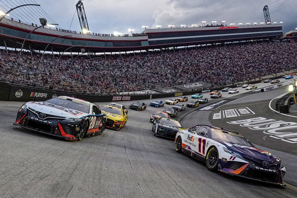 アメリカで超絶人気を誇る箱車レースのマシンが富士に上陸!!　でも日本人に馴染みのない「NASCAR」ってどんなレース？