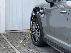 電気自動車とハイブリッド車、次に買い替えるならどっち？