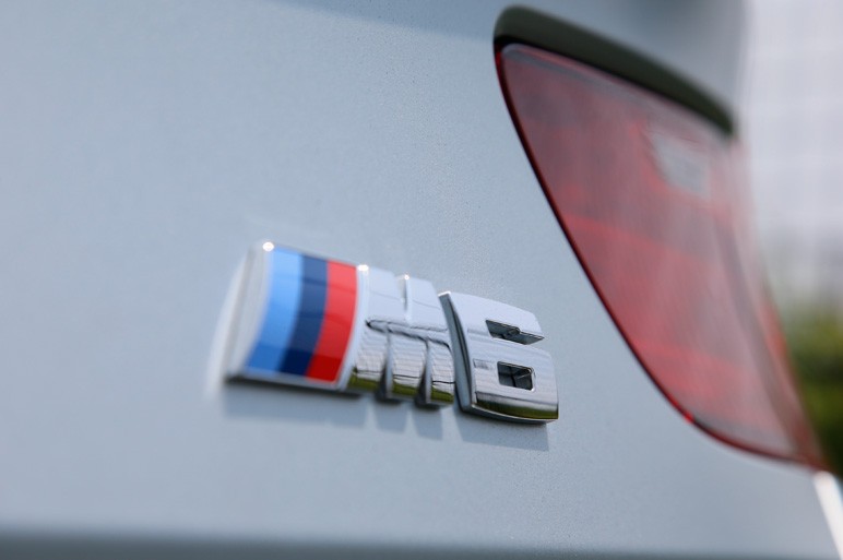 BMW Mのエンブレムが意味する深淵を知る