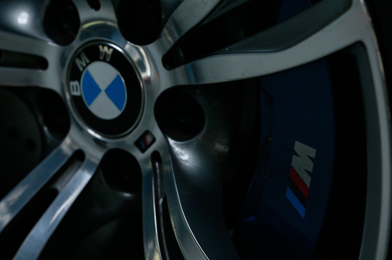 BMW Mのエンブレムが意味する深淵を知る