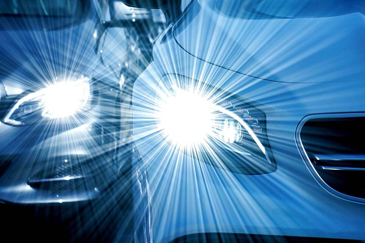 「ヘッドライトまぶし過ぎ」の正体！ なぜSUVとLEDは「光の壁」を作るのか？