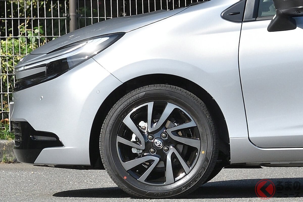 リッター34km走る！ トヨタ「新型アクア」に注目！ “プリウス顔”で高級感アップ＆初の機能搭載でさらに快適に！ 超進化した「最新モデル」何が変わった？