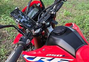 バイク専用デバイスホルダー「マウントシステム」がさらに進化。幅広い車種に対応し、林道ツーリングでも大活躍!!