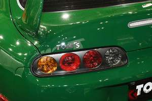 トヨタ「新車並み80スープラ」世界初公開！ 伝説の“激レアマシン”が現代によみがえる！ 鮮烈グリーンの「TRD3000GT」トムスがお披露目