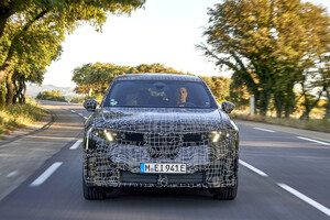 【写真35枚】BMW新型「iX3」の姿が明らかに！ 次世代EV「ノイエ・クラッセ」の第1弾が示す「10分チャージ」という未来
