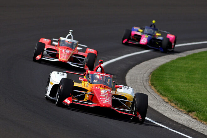インディ500の走行がスタート。連覇狙うチーム・ペンスキー勢がプラクティス初日最速、パロウが3番手