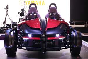 ヤマハの3輪オープンEV「TRICERA proto」はなぜ生まれた？ 答えは2輪車の「コーナリング」にあった？
