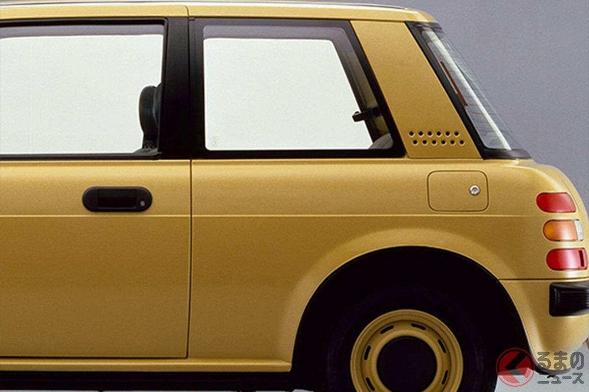 日産「斬新コンパクトカー」に注目！ 全長3.6m“ちょうどいいボディ”＆丸目の「レトロデザイン」を採用！ 丸だらけの「お洒落内装」も魅力！“5速MT”も選べた「Be-1」ってどんなクルマ？