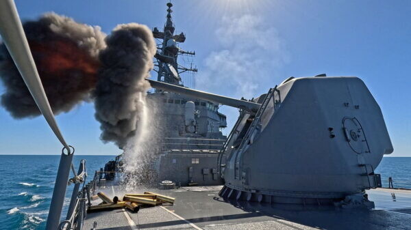 護衛艦が巨砲を「ダンダン」連射！ 砲身から水がドバドバダ～！ 激レア映像を自衛隊が公開