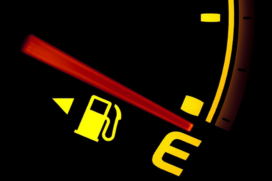 ガソリン給油は「満タンorギリギリ」どっちが良いの？ SNSでは意見別れる!? 満タンは燃費に影響ある？