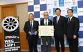 RAYSホイールの世界での活躍に東大阪市長が賞詞を贈呈