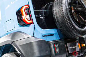 トヨタ“新型”「“ちいさい”四駆SUV」公開！ 2.7リッター「“直4”」搭載＆全長4.5m級の「カクカクボディ」採用！ “ランクル240”こと「ランドクルーザーFJ」とは