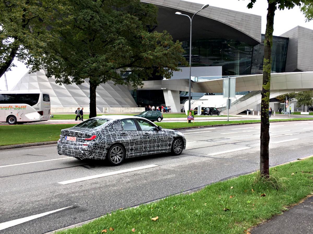街中で出会った新型BMW3シリーズの擬装車。撮影ついでに頭を強打の巻
