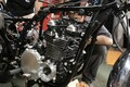 バイクのエンジン、フレームに載せるところ見たことありますか？ フレームに「エンジンを載せる」ときには各部を保護しよう 知って得するマメ知識も～日本の至宝「空冷4発」を未来へ継承～Vol.38