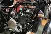 バイクのエンジン、フレームに載せるところ見たことありますか？ フレームに「エンジンを載せる」ときには各部を保護しよう 知って得するマメ知識も～日本の至宝「空冷4発」を未来へ継承～Vol.38