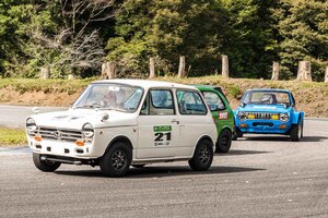 懐かしのホンダN360やスバル360が激走！魔改造車からノーマルまでのサブロク軽がサーキットでバトル！