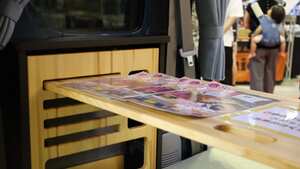 「えぇーっ 流石にスゴイ」「本当に軽自動車ですか？」バンライファーにぶっ刺さる！まさかの天然木が胸を打つ、あれもこれも詰まった軽キャンパー。