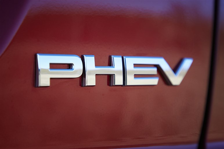 三菱エクリプスクロスPHEVはキャンパーも注目するハイブリッドの価格で買えるプラグインハイブリッド