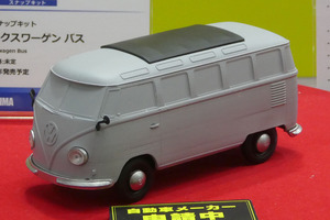 アオシマ「楽プラ」新作は「VWバス」と「フェラーリ 512 BB」！ 軽トラ「ハイゼット」も続く【第63回全日本模型ホビーショー速報】