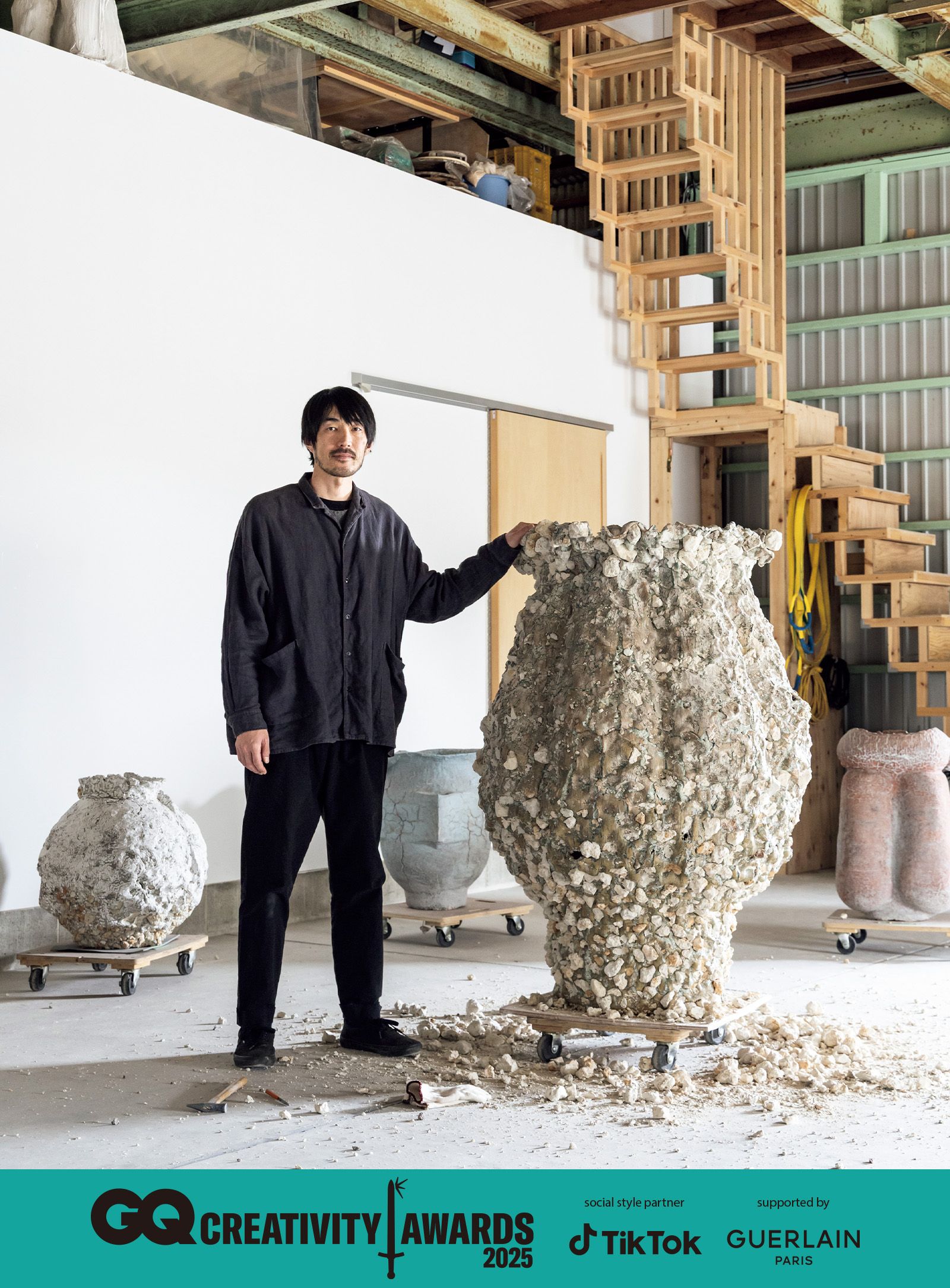 爆買い 陶芸家・安永正臣──「GQ 受賞者発表 2025」 Awards Creativity 花瓶・フラワースタンド