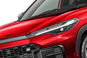 トヨタ新型「カローラ”SUV”」公開！ 2.0リッターエンジン＋専用6速シーケンシャル搭載の「高性能モデル」！ 迫力の大口顔もイイ「GR SPORT」何が違う？