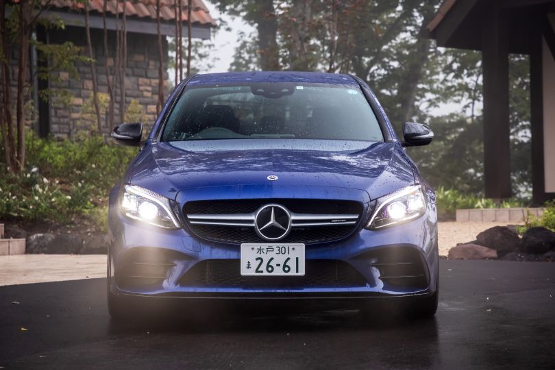 走る！曲がる！止まる！ このクルマは4ドアのスポーツカーだ──メルセデスAMG C43試乗記