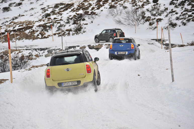 MINI雪上試乗会を報告 クロスオーバーJCWも