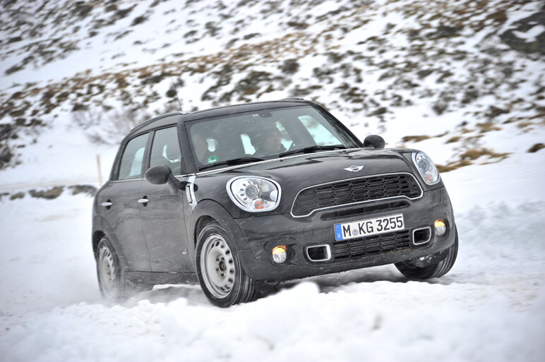 MINI雪上試乗会を報告 クロスオーバーJCWも
