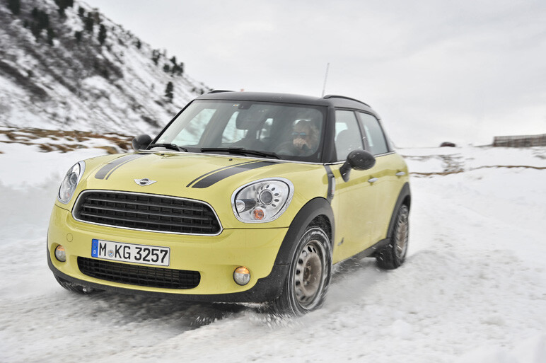 MINI雪上試乗会を報告 クロスオーバーJCWも
