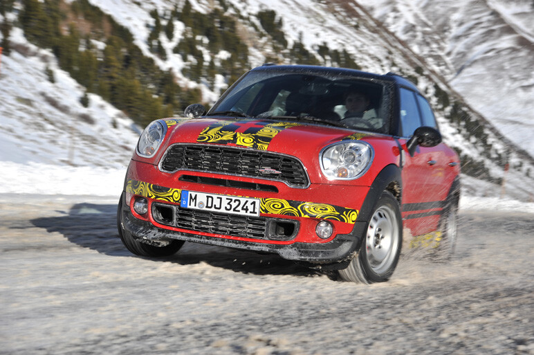 MINI雪上試乗会を報告 クロスオーバーJCWも
