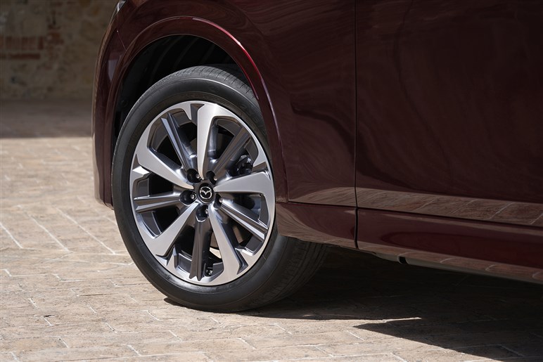 【ジャパンタクシーにも台数負け】マツダ渾身の「CX-60」今年大苦戦のワケ。切り札はあるか？