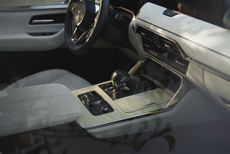 【ジャパンタクシーにも台数負け】マツダ渾身の「CX-60」今年大苦戦のワケ。切り札はあるか？