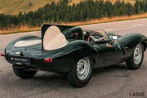 70年前の「ジャガー」がオークションで高値落札 ル・マン24時間レースを3連覇 工場火災によりわずか87台しか生産されなかった悲劇の「Dタイプ」とは