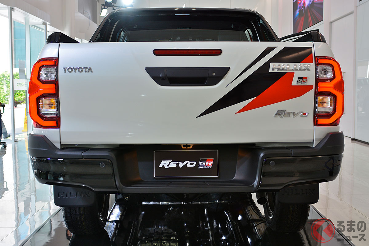 トヨタ新型「ハイラックスGRスポーツ」発表！ TOYOTA強調グリル＆ローダウン仕様設定でド迫力 タイで登場