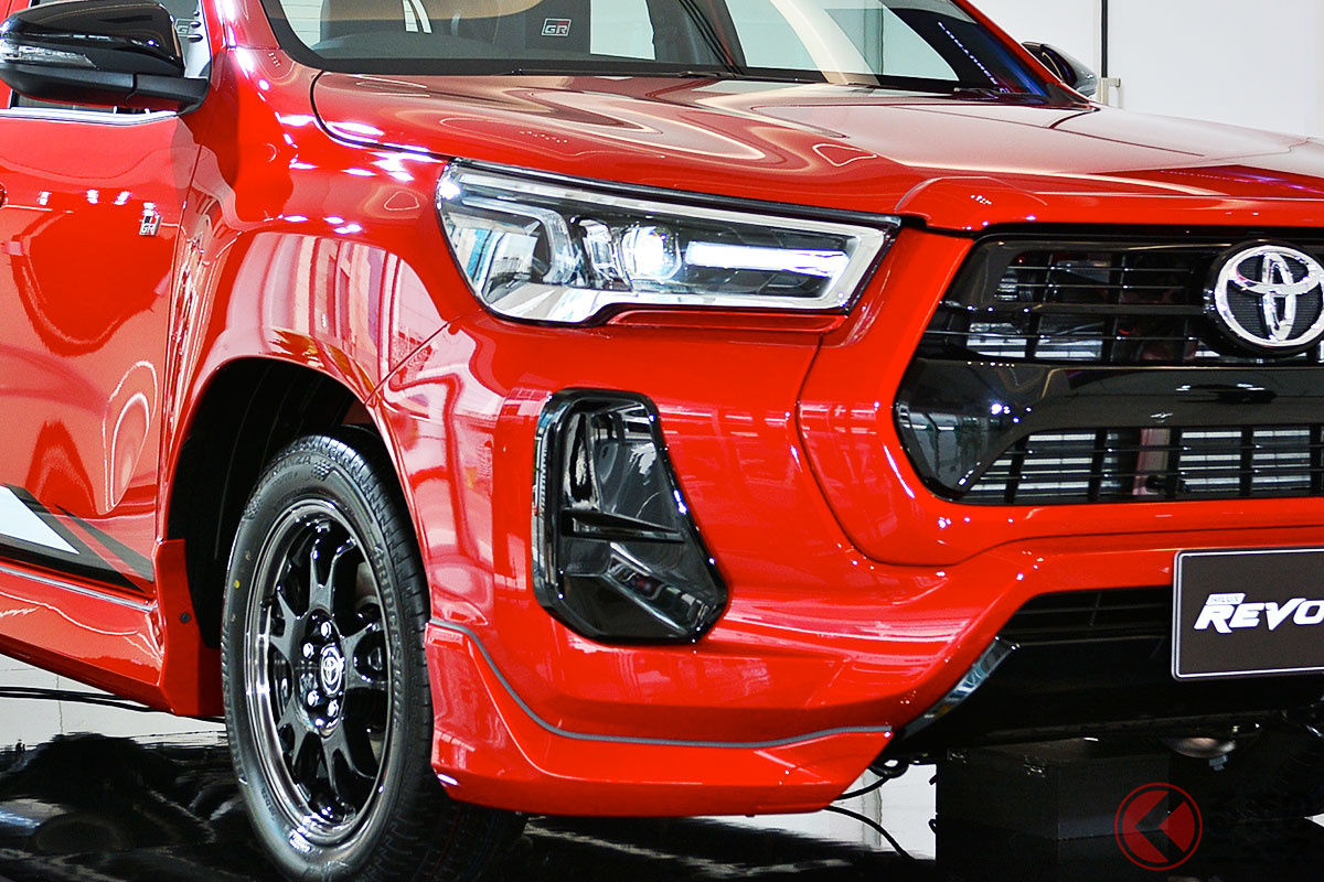 トヨタ新型「ハイラックスGRスポーツ」発表！ TOYOTA強調グリル＆ローダウン仕様設定でド迫力 タイで登場