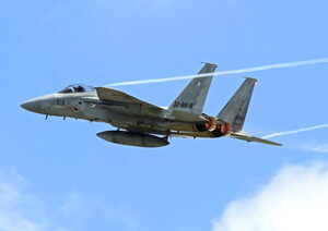 特別塗装の空自「F-15」がアラスカに到着！ はるばる北海道から長距離飛行  “巨大なお供”も一緒