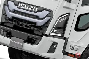 1500万円超え！ いすゞ「“新”フォワード」発表！ パワフル「3リッターエンジン」に9速DCT搭載！ 斬新ワールドクロスフロー顔採用の「中型トラックの定番モデル」改良し発売