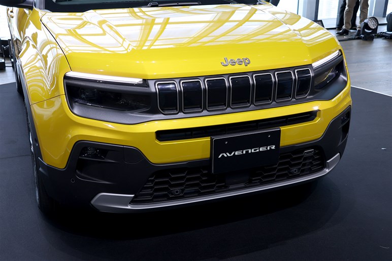 ヤリスクロスとほぼ同サイズ！　最小ジープ「アベンジャー」はFF＆EVのみで580万円。限定150台のローンチエディションも登場