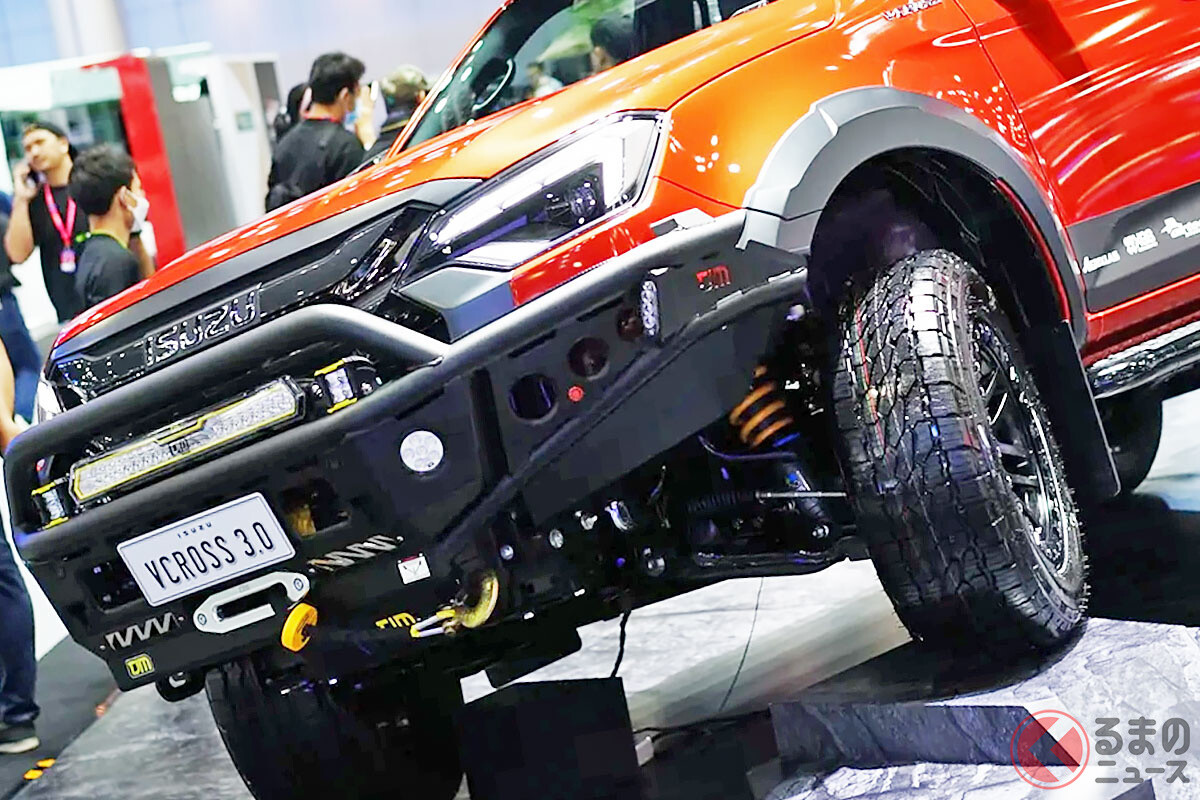 ド迫力顔のいすゞ新型「スポーティ四駆」実車展示！ 鮮烈オレンジがカッコイイ「新型D-MAX」タイでお披露目