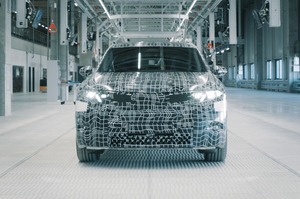 次期型BMW iX3　「ノイエ・クラッセ」初のモデル、試験生産開始　2025年投入
