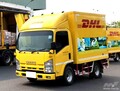 イエロー・ボディにレッドのロゴが映え! 世界最大の国際輸送物流会社が絶賛使用中の小型トラックとは? トミカ × リアルカー オールカタログ / No.109 DHLトラック