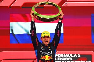 フェルスタッペン、大逆転王者に重要なサンパウロへ……パートナーの母国で特別仕様ヘルメットも着用「あの情熱的な雰囲気の一部になれるのは最高なんだ」